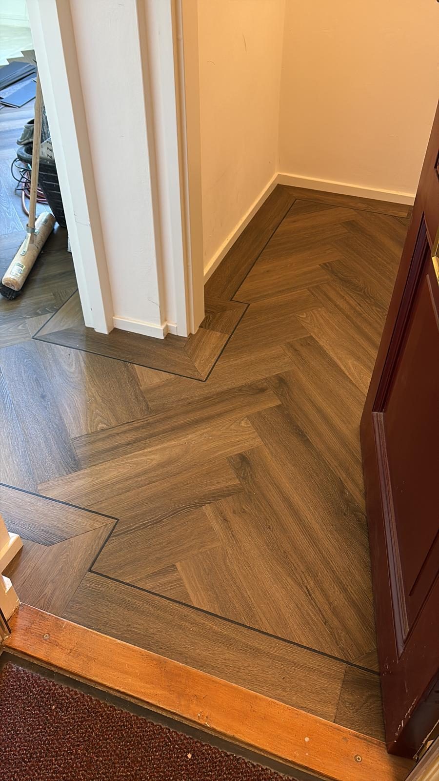 Marmoleum in visgraat met houtlook in een hal, gelegd door Ravensbergen