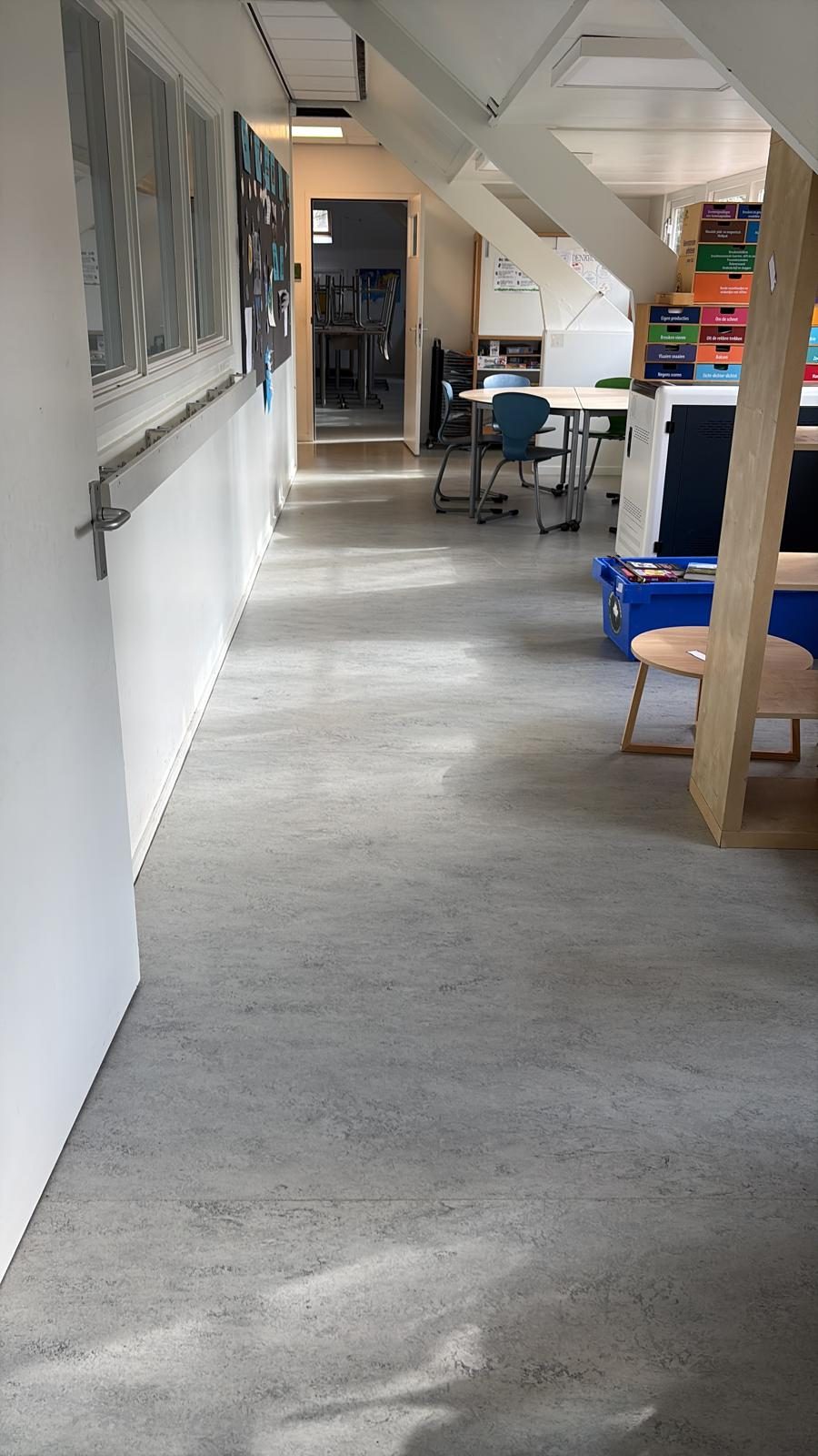 Vloeren voor scholen 2 Marmoleumvloer in de gang van een basisschool, gelegd door Ravensbergen