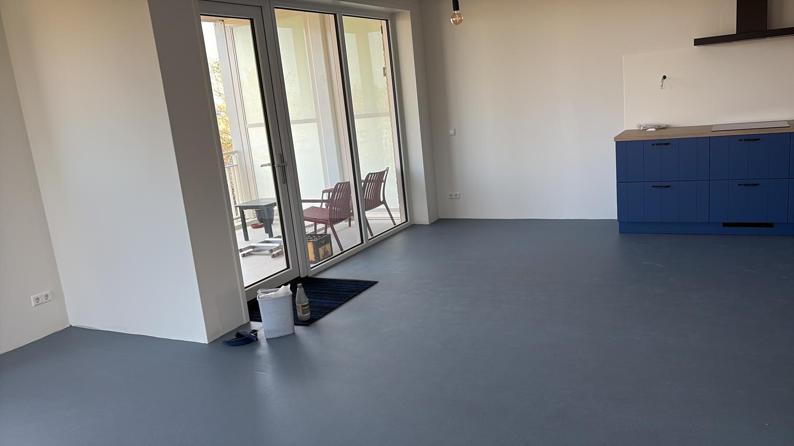Marmoleumvloer in de keuken van een appartement, gelegd door Ravensbergen