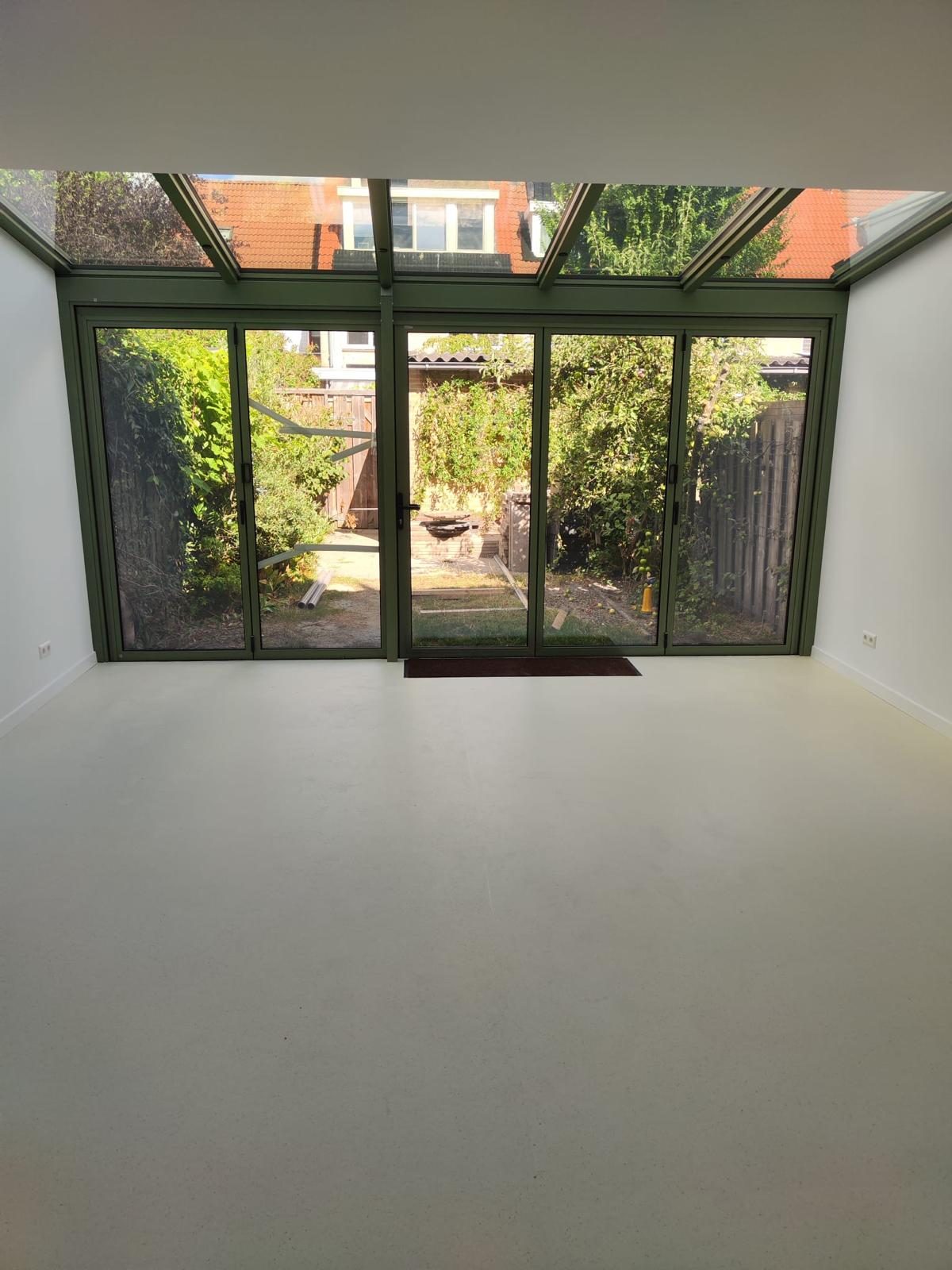 Wat kost een marmoleum vloer per m²? Dit zit er wel en niet in 2 Marmoleumvloer in de serre van een woonhuis, gelegd door Ravensbergen