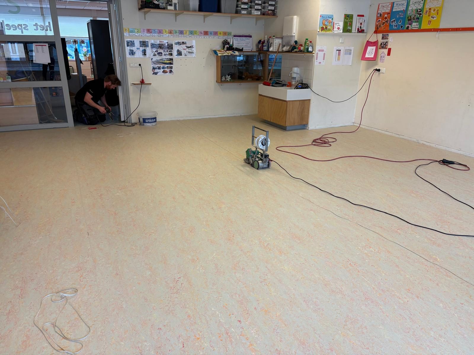 Wat kost een marmoleum vloer per m²? Dit zit er wel en niet in 1 Stoffeerder van Ravensbergen last de naden van een marmoleumvloer thermisch dicht
